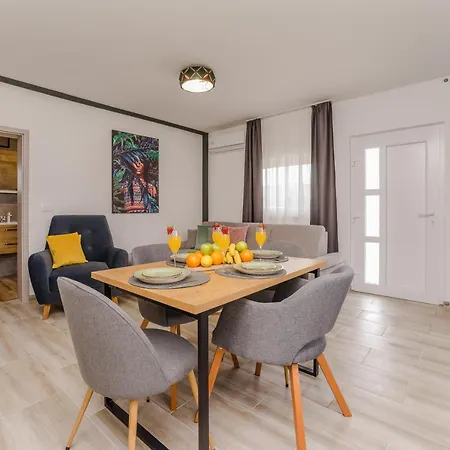 Dmarie Apartment